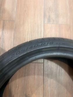 Pirelli 205/40 R18 86W Run Flat, muy poco uso, prácticamente nueva. Excelente condición