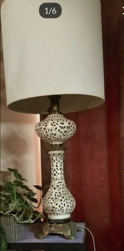 VINTAGE MID CENTURY WHITE BLANC DE CHINE RETICULATING PORCELAIN LAMP$60