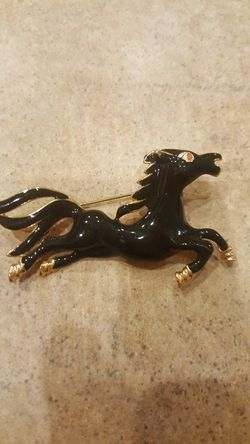 Horse pin