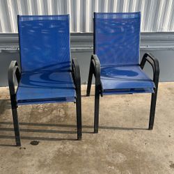 bundle of 4 pool chairs 