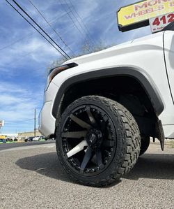 Rines 22x12 XM Llantas 305/40/22 Gripmax 