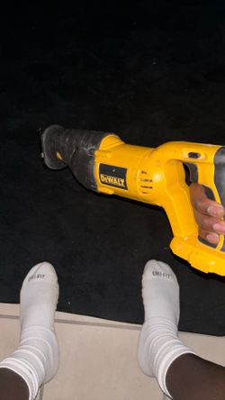 dewalt 18v cordless reciprocating saw with out battery-No battery
