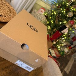 Women’s TAZZ Uggs Size 6