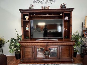 Well kept entertainment center