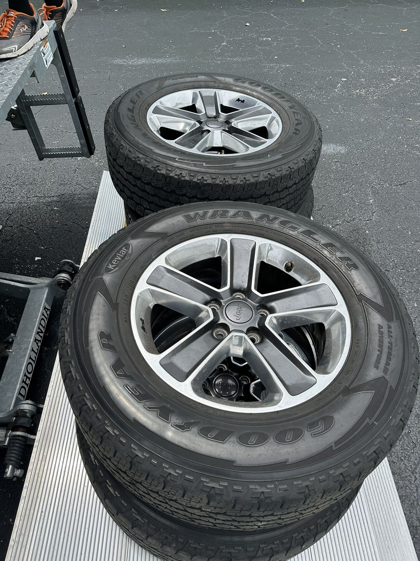 Set Of 4 Used 18”Jeep wrangler Wheels With Tires