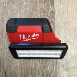 Milwaukee M12 700 Lumen LED Light 