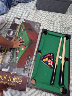 Mini pool table