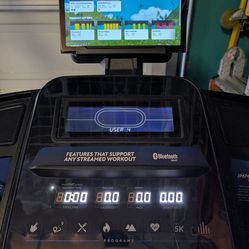 Horizon 7.0 AT treadmill + Samsung Tablet Bundle - Like New (Only 88 Miles!)