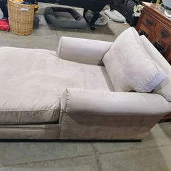 Beautiful!!l Super clean!! Flexsteel Love seat for two! ONLY $150!! Very solid!!