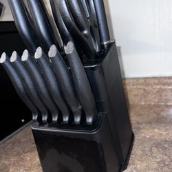 Black Knife Set with Block – Multi-Piece Kitchen Cutlery Set