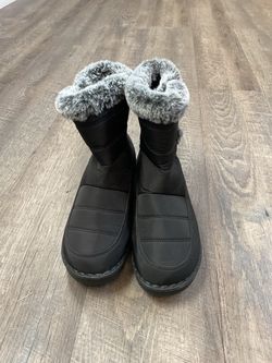 Women’s black snow boots size 9