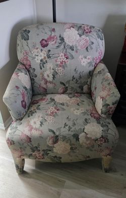 MUST SELL! LIKE NEW! BEAUTIFUL CLEAN FLORAL PRINT UPHOLSTERED ARMCHAIR