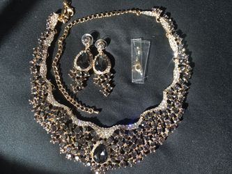 Necklace and earrings with diamonds and black jewls