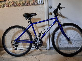 GIANT MOUNTAIN BIKE NEW TIRES EVERYTHING WORKING GOOD 26" TIRES