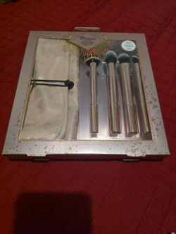 Real Techniques Limited Edition Brush Set with Bag.