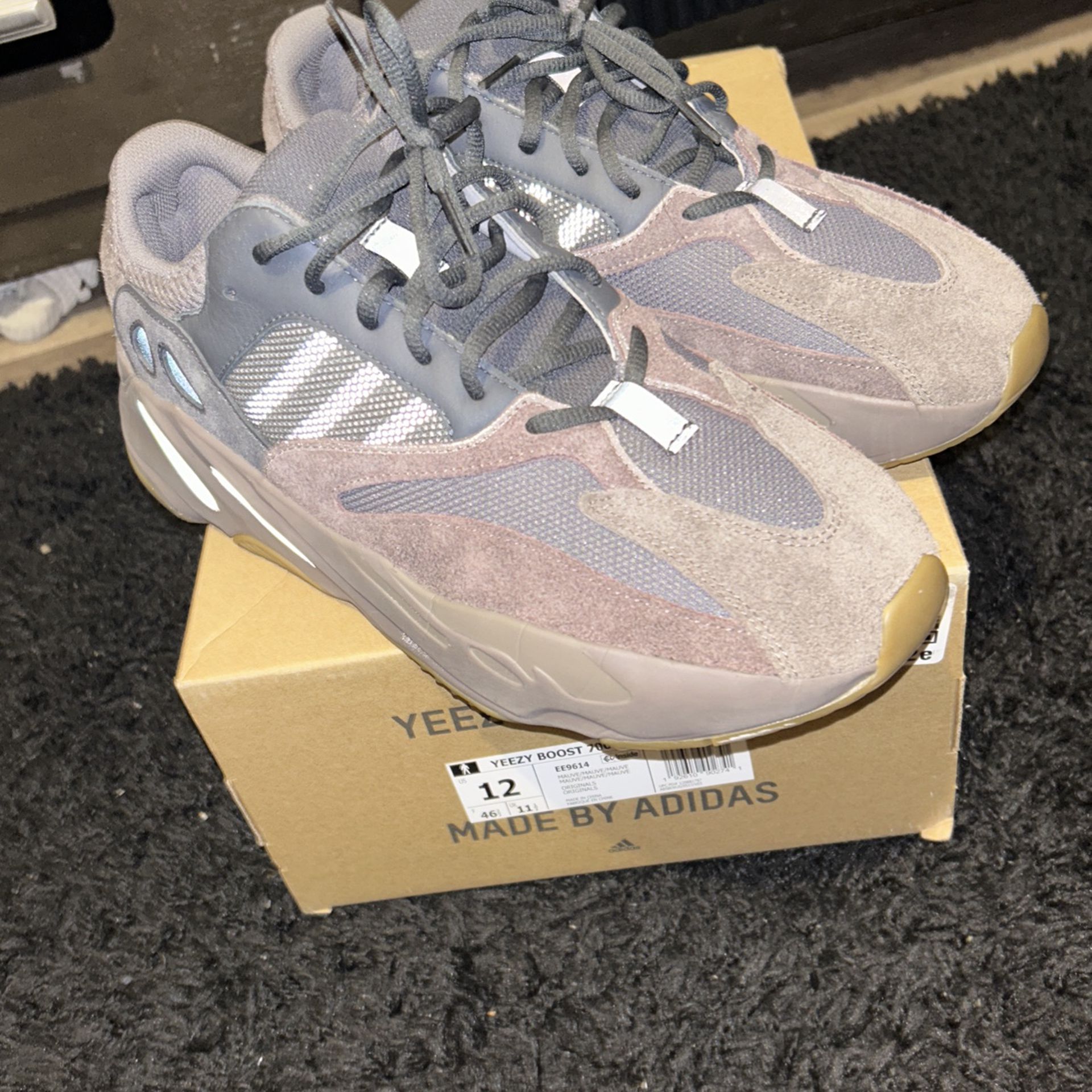 Muave Yeezy Boost 700