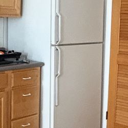 Refrigerator- GE - Clean 