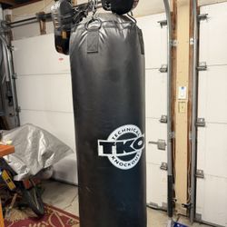 TKO 75 lb Heavy bag plus swivel