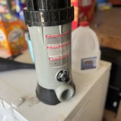 Pool chlorine tablet dispenser