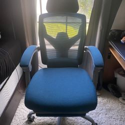 gaming/office chair with footrest 