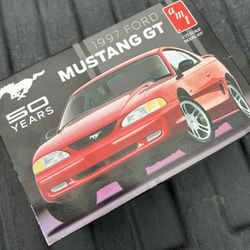AMT model Kit 97 Ford Mustang GT 