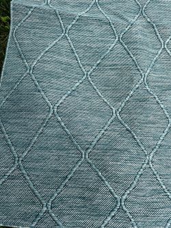 Large outdoor/indoor rug 78x 106