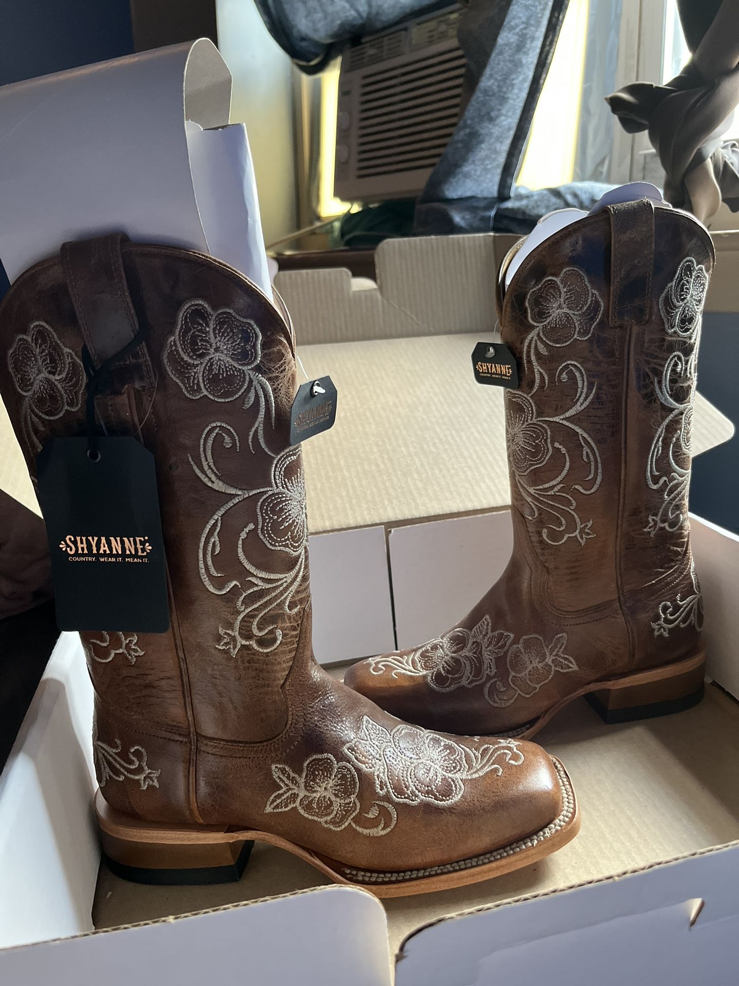 Women’s size 7 cow girl boots