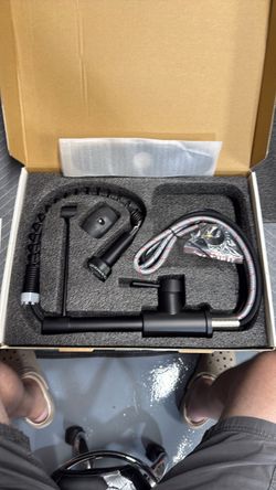Matte Black Kitchen Faucet with Pull-Down Sprayer
