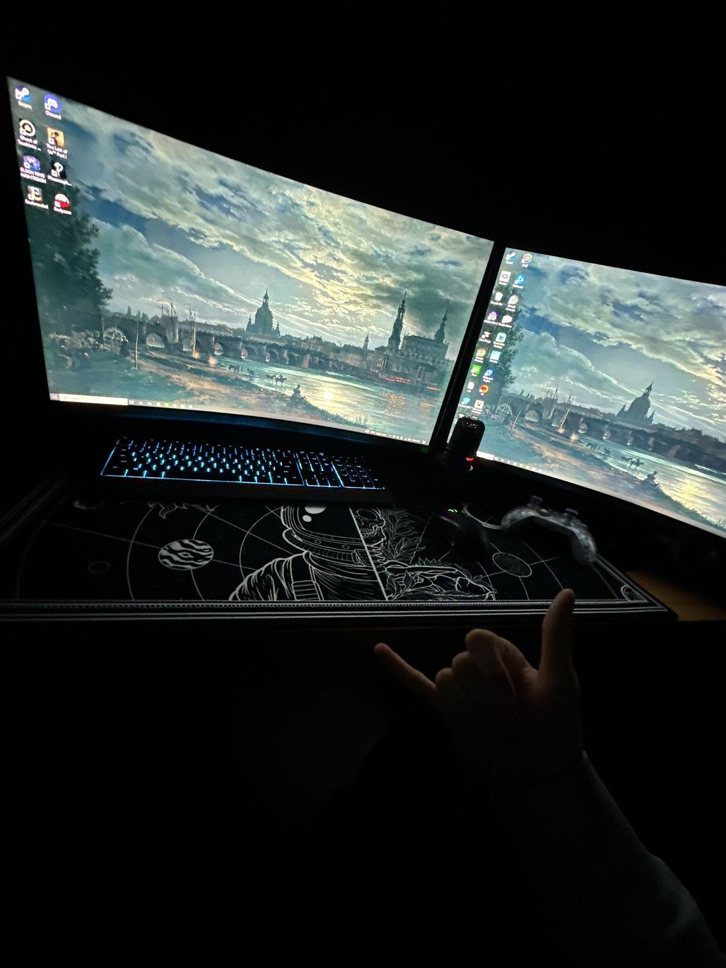 2 Samsung Curved 75 Hz Monitors 