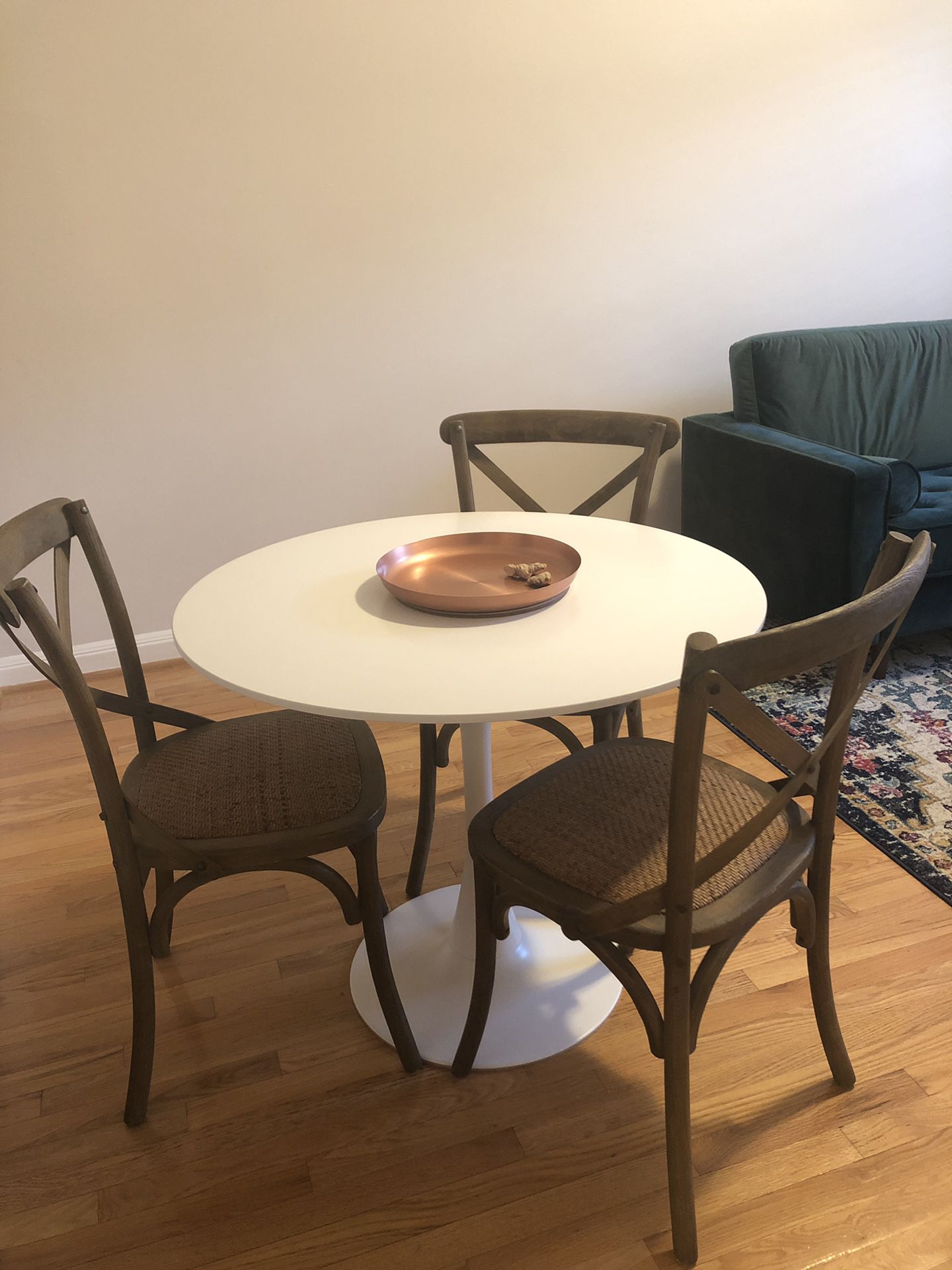 Round white table with 4 Cafton Crossback Chairs