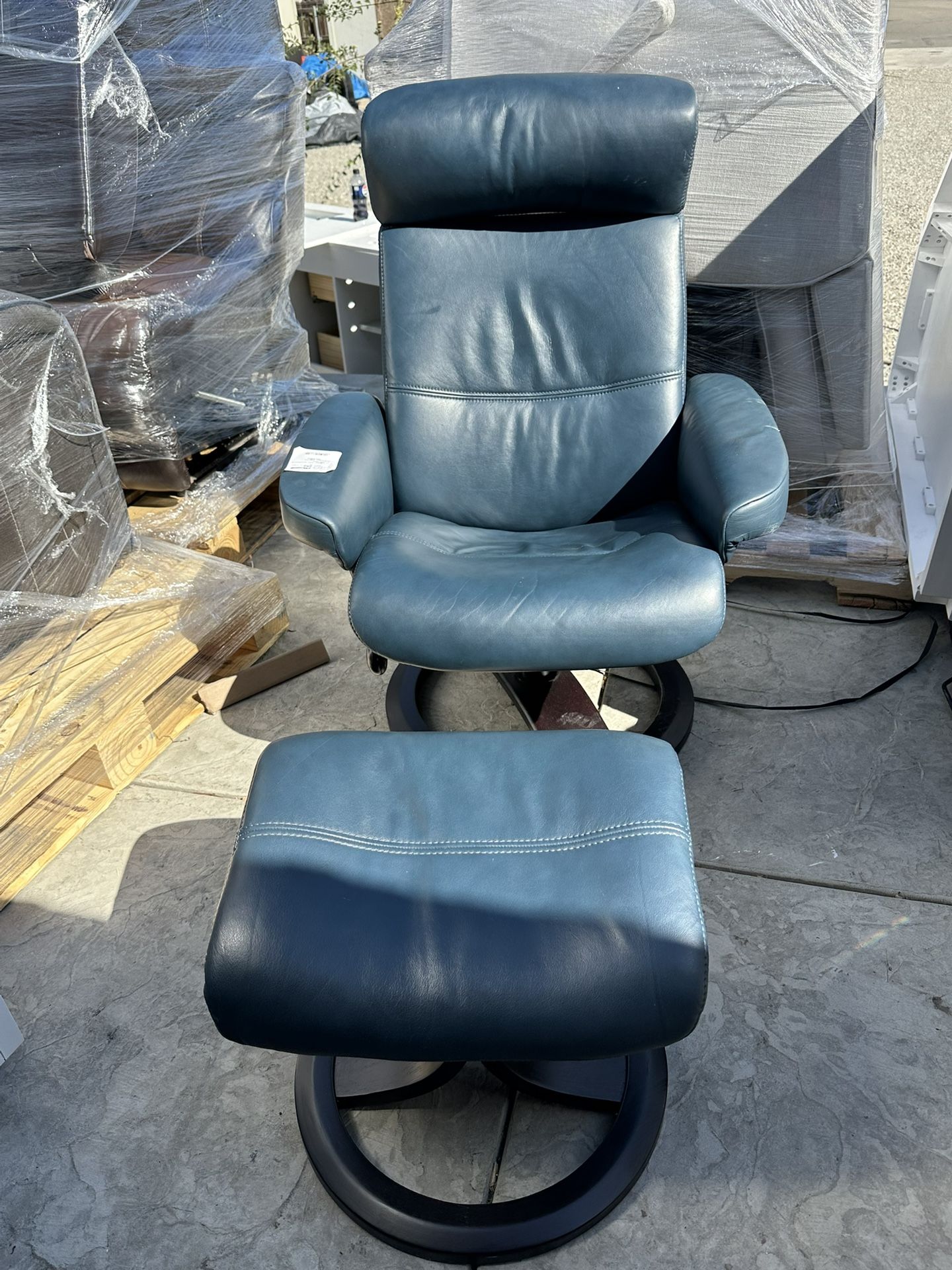 Oslo leather recliner blue retails $1199 asking $500