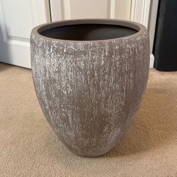 Allen + Roth Large Plastic Planter 