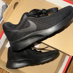 Nike Tanjun Black Running Shoes 5.5