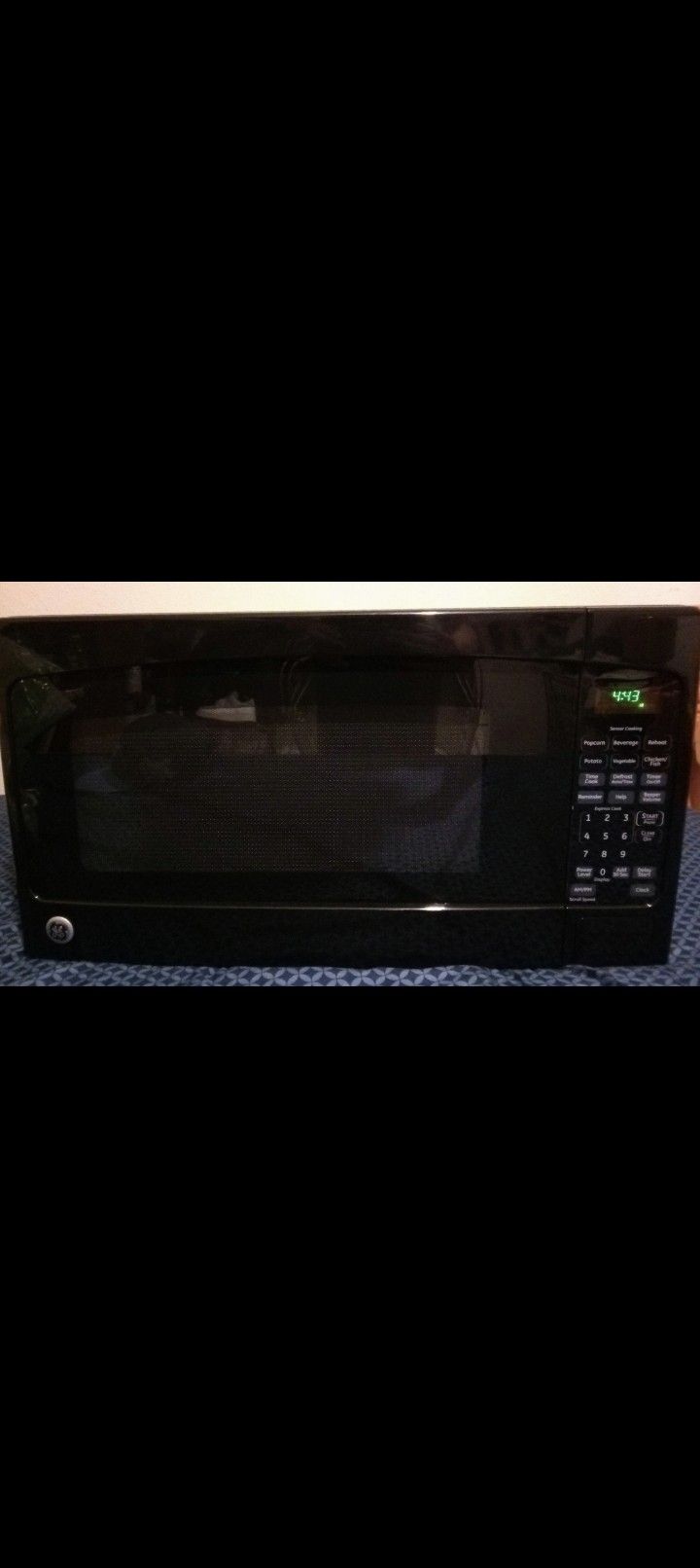 GE 2.0 Cu. Ft. Capacity Countertop Microwave Oven (Black)