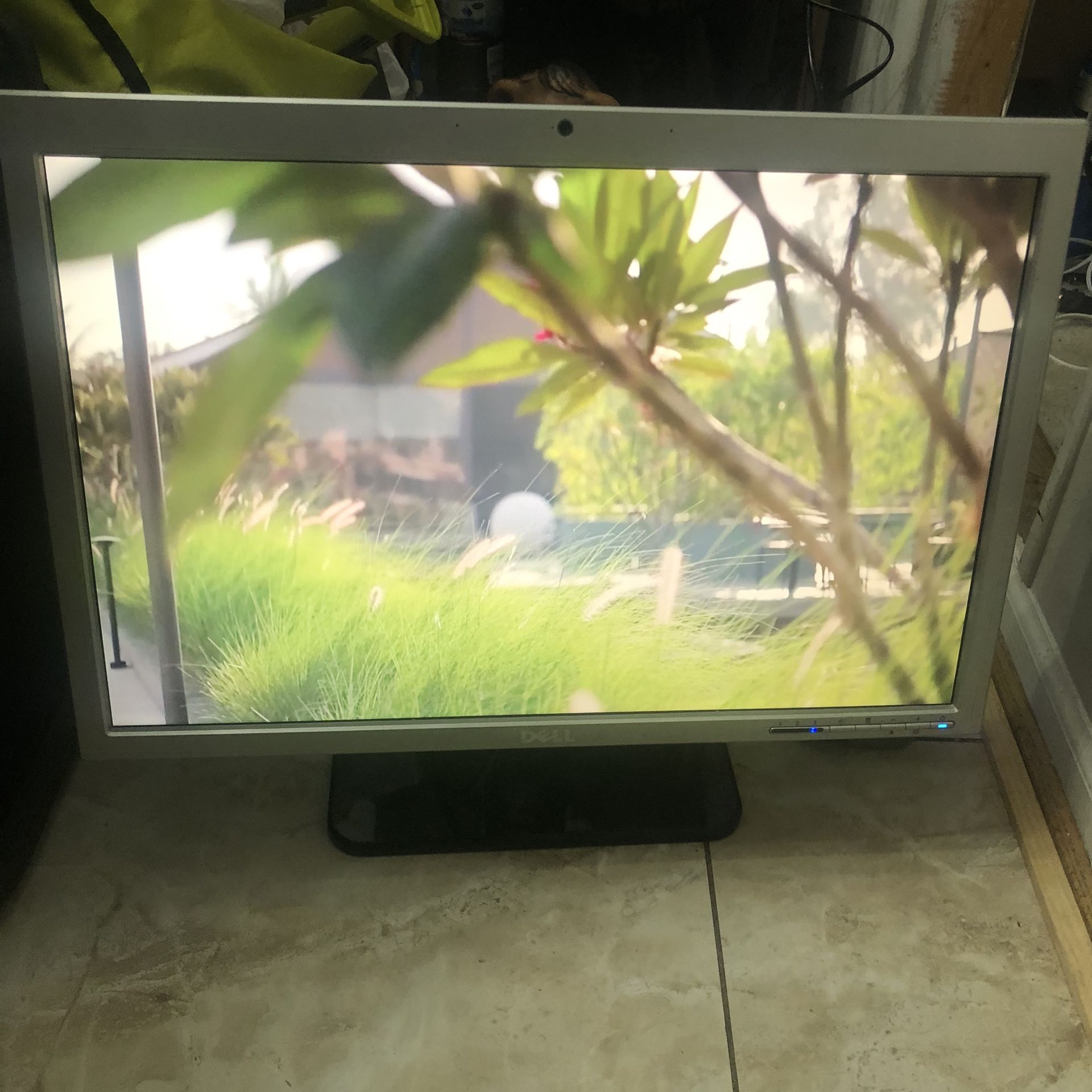 Dell SP2208WFPt 22" 1680 x 1050 Webcam LCD Monitor DVI-D VGA HDMI