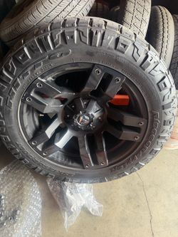 Fuel Off-Road Wheel with 33x12.50R20 Nitto Ridge Grappler Tire
