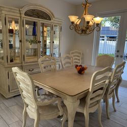 ✨ Bernhardt Dining Room Collection – Table, 8 Upholstered Chairs & Lighted Display Cabinet ✨ 