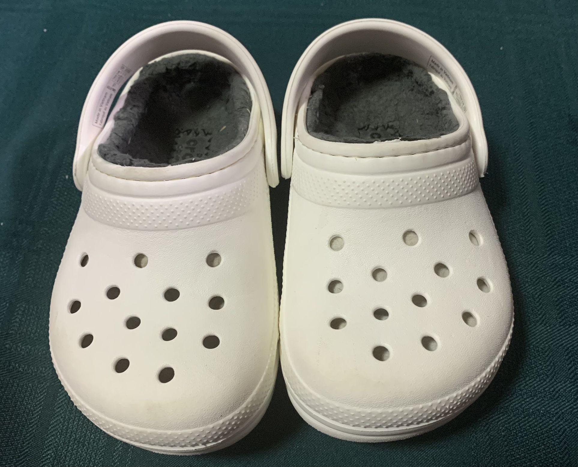 Crocs fleece lined toddler girl size 8 shoes 