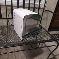 Small Cosmetic Refrigerator For Makeup  With Light And Mirror