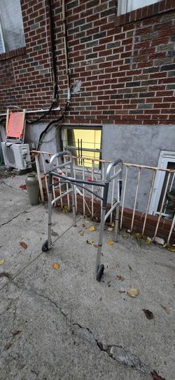 Drive Medical 10244-1 Two Button Folding

Steel Walker, Grey