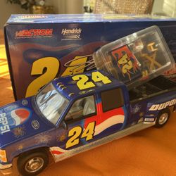 #24 Jeff Gordon 2005 DuPont Chevy Dually Tailgate Set Bank 