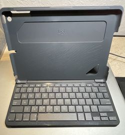 Logitech Slim Folio iPad With Integrated Bluetooth Keyboard New In Box