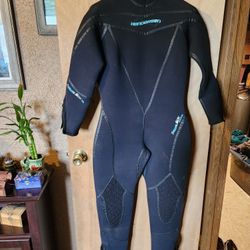 Wetsuit Humphreys 7mm Womens Size 10