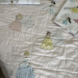 Pottery Barn Disney Princess Castles reversible quilt for crib/toddler bed. 