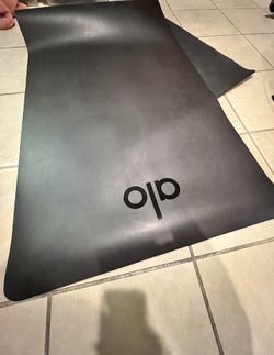 Alo Yoga Warrior Gym Yoga Black Mat 74 x 26.5 for Sale in Seattle,  Washington - OfferUp
