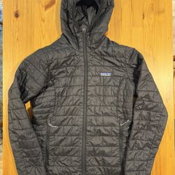 Patagonia Women’s Nanopuff Jacket with hood. Size S 