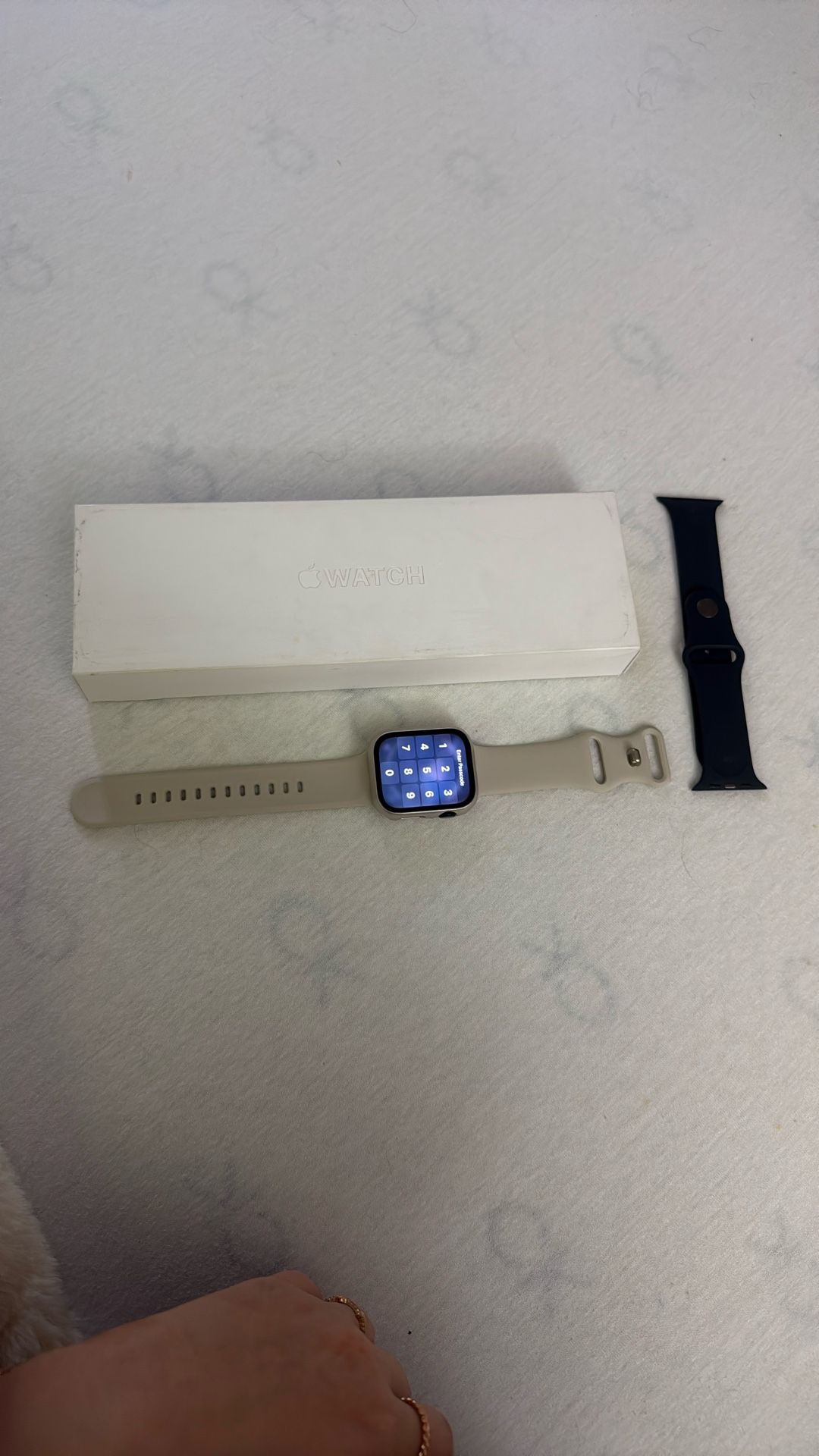 Apple Watch Series 9 (45mm, GPS) – Like New + Extra Band and protective band