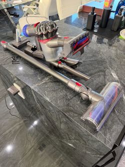 Dyson Cordless Stick Vacuum with Attachments - v7 Animal