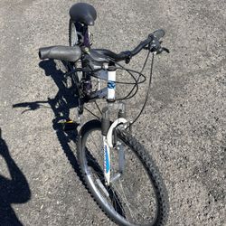 Voyager Pacific Mountain Bike - Off Road Bicycle - Front shocks