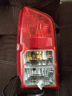 Nissan Pathfinder Oem Left Taillight